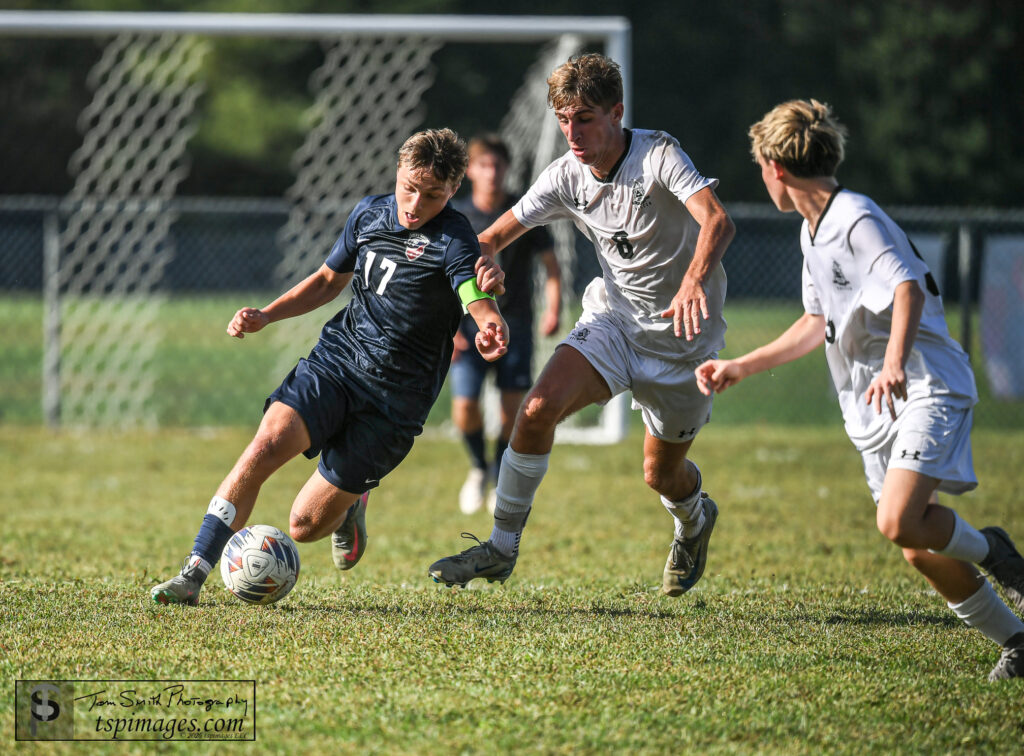 Lacey senior Tanner Grozinski défendu par senior de Toms River East Aiden Corapi. (Photo: Tom Smith | tspsportsimages.com) - Lacey TRE Tanner Grozinski