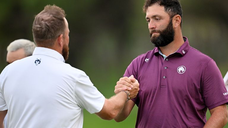 Shane Lowry et Jon Rahm se serrent la main après avoir terminé le deuxième tour à Madrid