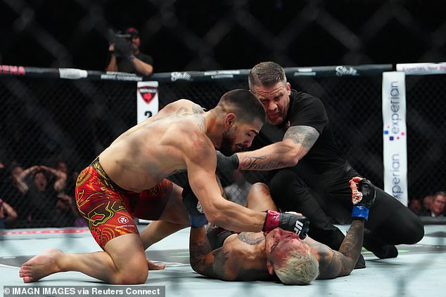 Topuria a démoli Charles Oliveira au premier round de leur combat pour le titre à Las Vegas
