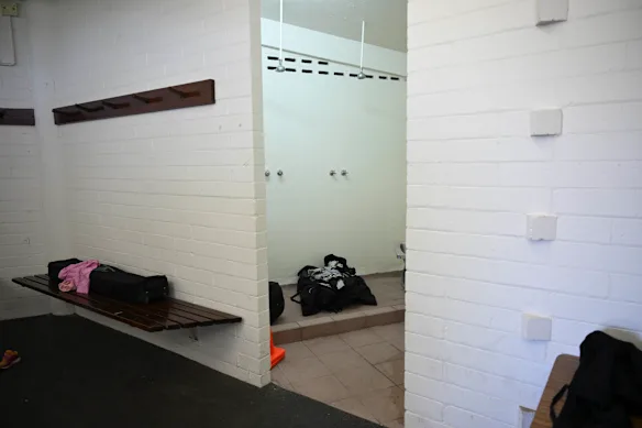 Les vestiaires du terrain de football de Central Park.