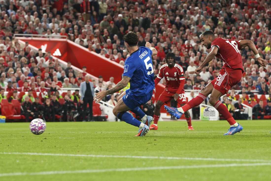 Cody Gakpo de Liverpool (à droite) marque le deuxième but de son équipe lors du match de Premier League de football entre Liverpool et Bournemouth au stade d'Anfield, en Angleterre, le 15 août 2025. Les deux équipes sont détenues par des Américains.