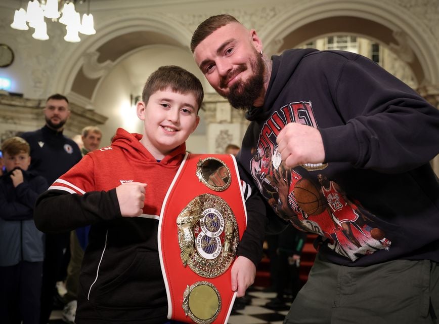 Jeune boxeur Lewis Morrow du Cairn Lodge Boxing Club avec Lewis Crocker