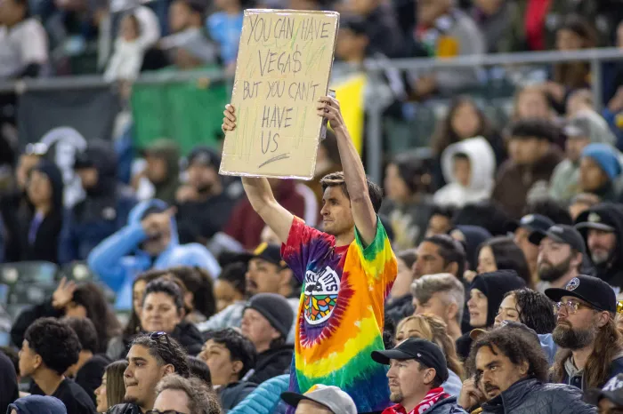 Un fan du Oakland Roots SC tient une pancarte lors d'un match contre San Antonio FC au Coliseum d'Oakland.