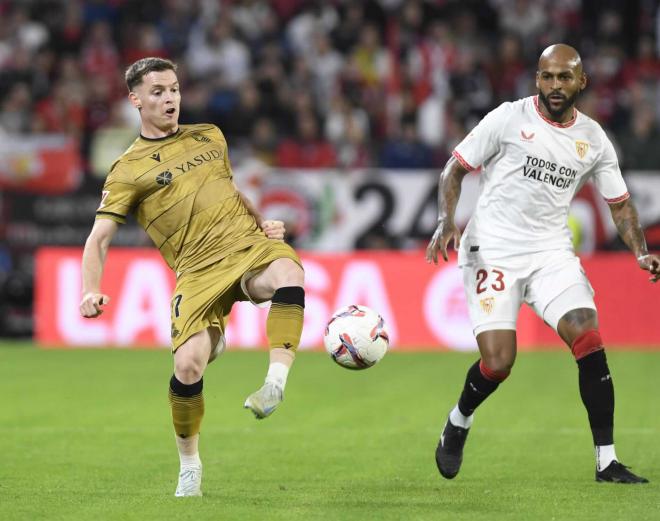 Sergio Gómez devant Marcao au Sánchez-Pizjuán (Photo : Kiko Hurtado).