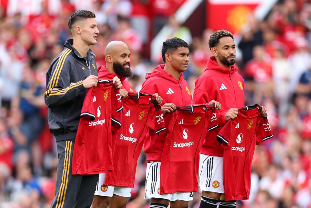 Nouvelle recrue Bryan Mbeumo, Benjamin Sesko, Diego Leon et Matheus Cunha posent pour une photo avec les maillots de Manchester United.