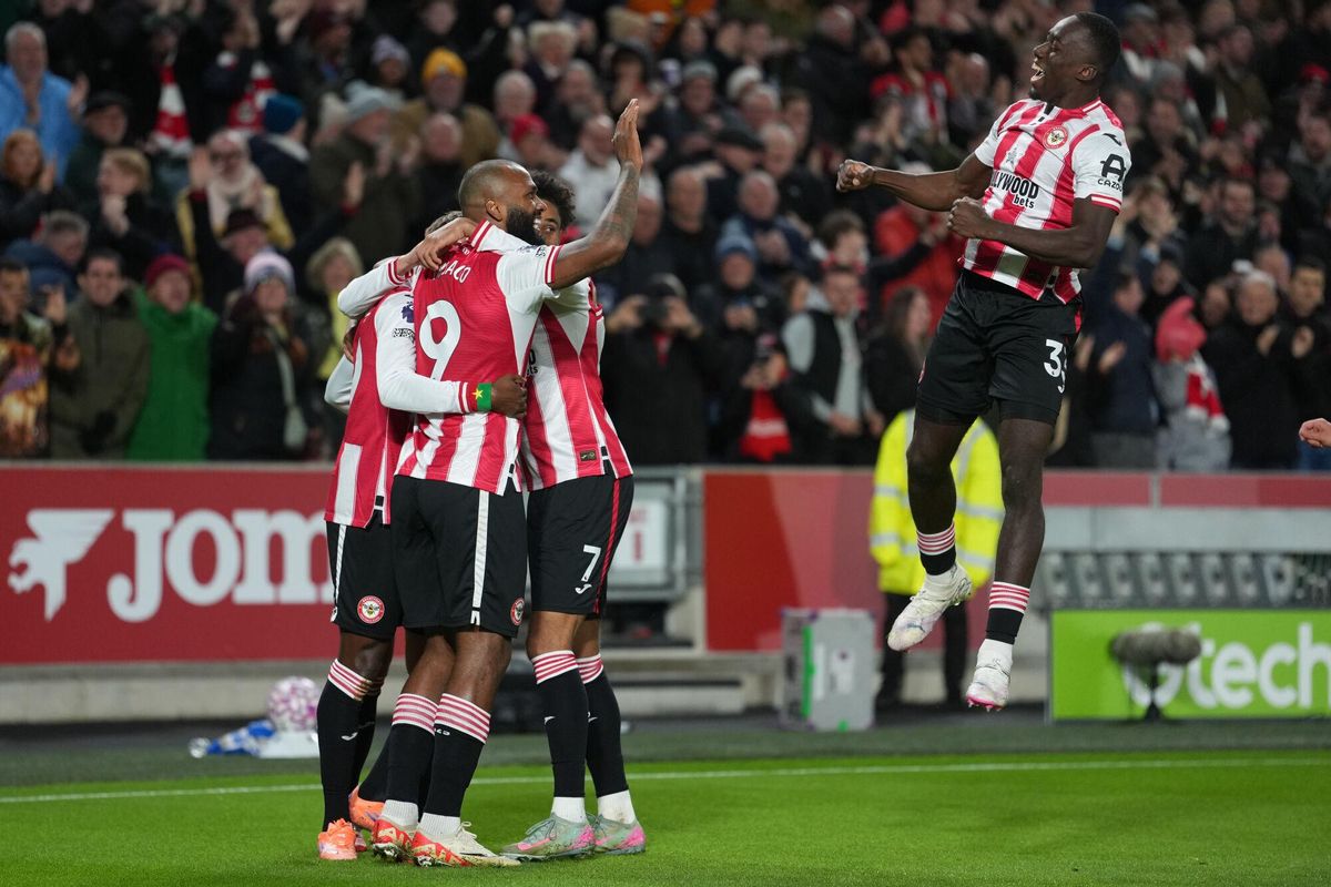 Les joueurs de Brentford célèbrent leur victoire face à Liverpool.