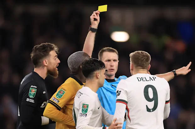 Le joueur de Chelsea, Liam Delap, reçoit un deuxième carton jaune. Le joueur de Chelsea, Liam Delap, reçoit un deuxième carton jaune.