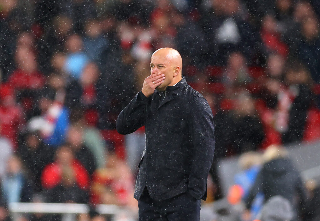 Arne Slot observe sous la pluie lors de la défaite de Liverpool en Carabao Cup contre Crystal Palace.