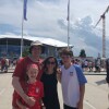 Mike Trucano (gauche) et sa famille posent devant le stade accueillant la finale de la Coupe du monde féminine 2019 à Lyon, France.