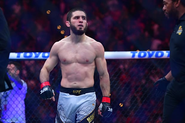 Islam Makhachev réagit après sa victoire contre Renato Moicano lors de l'UFC 311. Islam Makhachev réagit après sa victoire contre Renato Moicano lors de l'UFC 311.