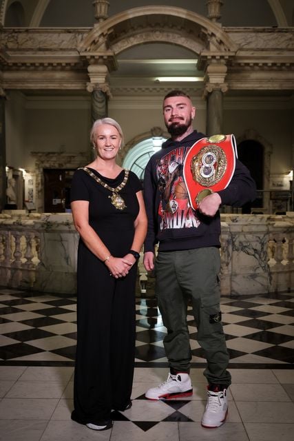Lord Maire de Belfast, Conseillère Tracy Kelly, avec le Champion du Monde des Welters IBF Lewis Crocker