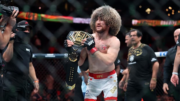 Merab Dvalishvili félicite Deiveson Figueiredo après UFC Rio Merab Dvalishvili congratule Deiveson Figueiredo