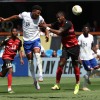 Alexander Freeman #16 des États-Unis combat Sheldon Bateau #4 de Trinidad et Tobago lors de la Gold Cup 2025 dimanche à San Jose, en Californie. Les États-Unis ont battu Trinidad et Tobago pour mettre fin à une série de quatre défaites alors qu'ils visent la Coupe du Monde de l'année prochaine.
