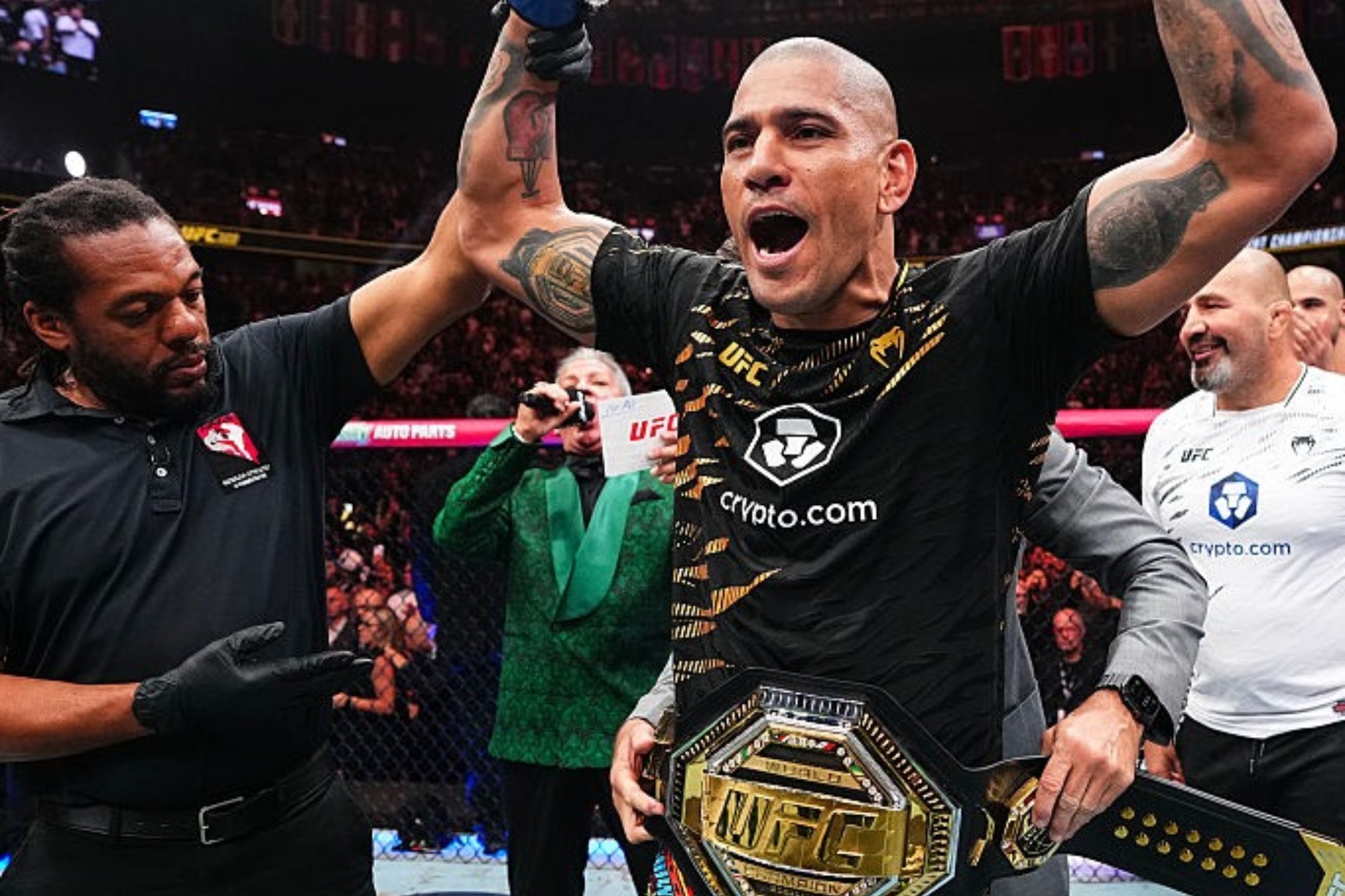 Alex Pereira après avoir récupéré le titre de poids lourd contre Magomed Ankalaev.