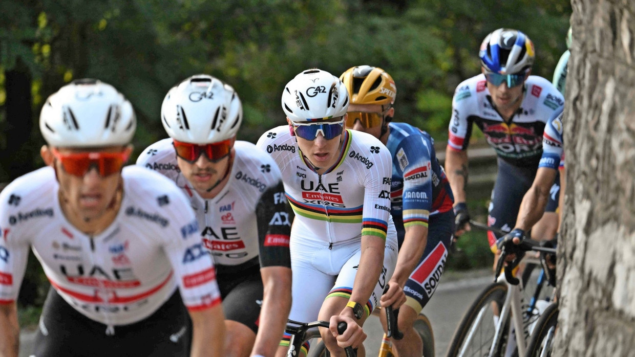 La domination d'une équipe de cyclisme : Pogacar et ses coéquipiers de l'équipe UAE.
