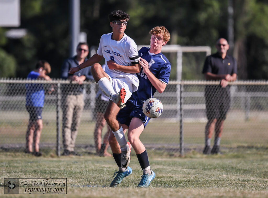 Holmdel senior Dom Poli (à gauche) et Middletown South senior Brett Denery challenge for the ball. (Photo: Tom Smith | tspsportsimages.com) - Holmdel Dom Poli