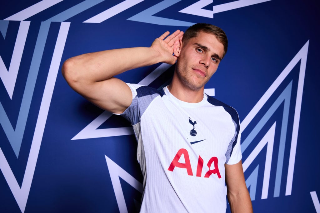 Micky van de Ven de Tottenham Hotspur lors d'une séance photo de la Ligue des Champions UEFA 2025/26.