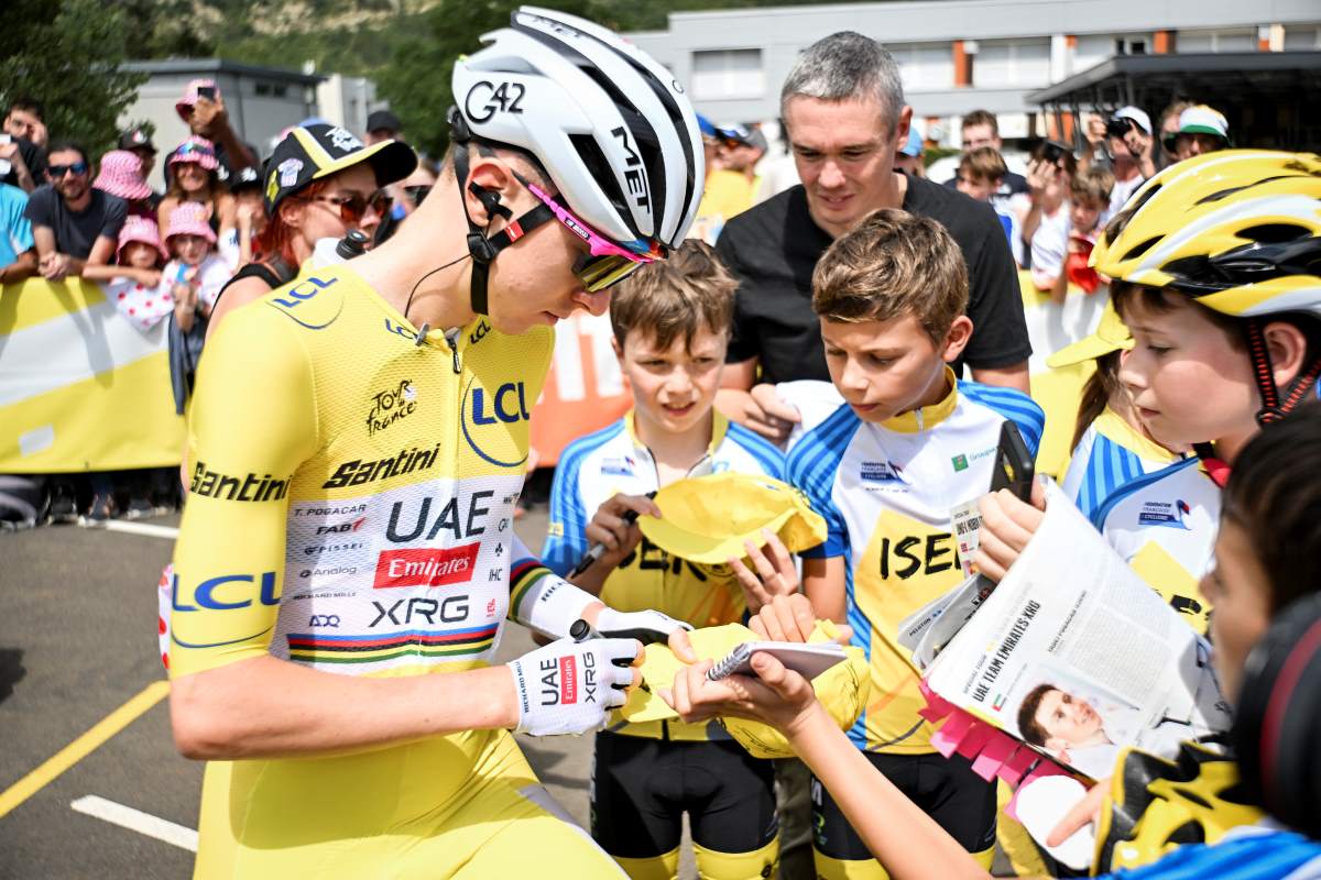 Tadej Pogačar au départ d'une étape du Tour de France.