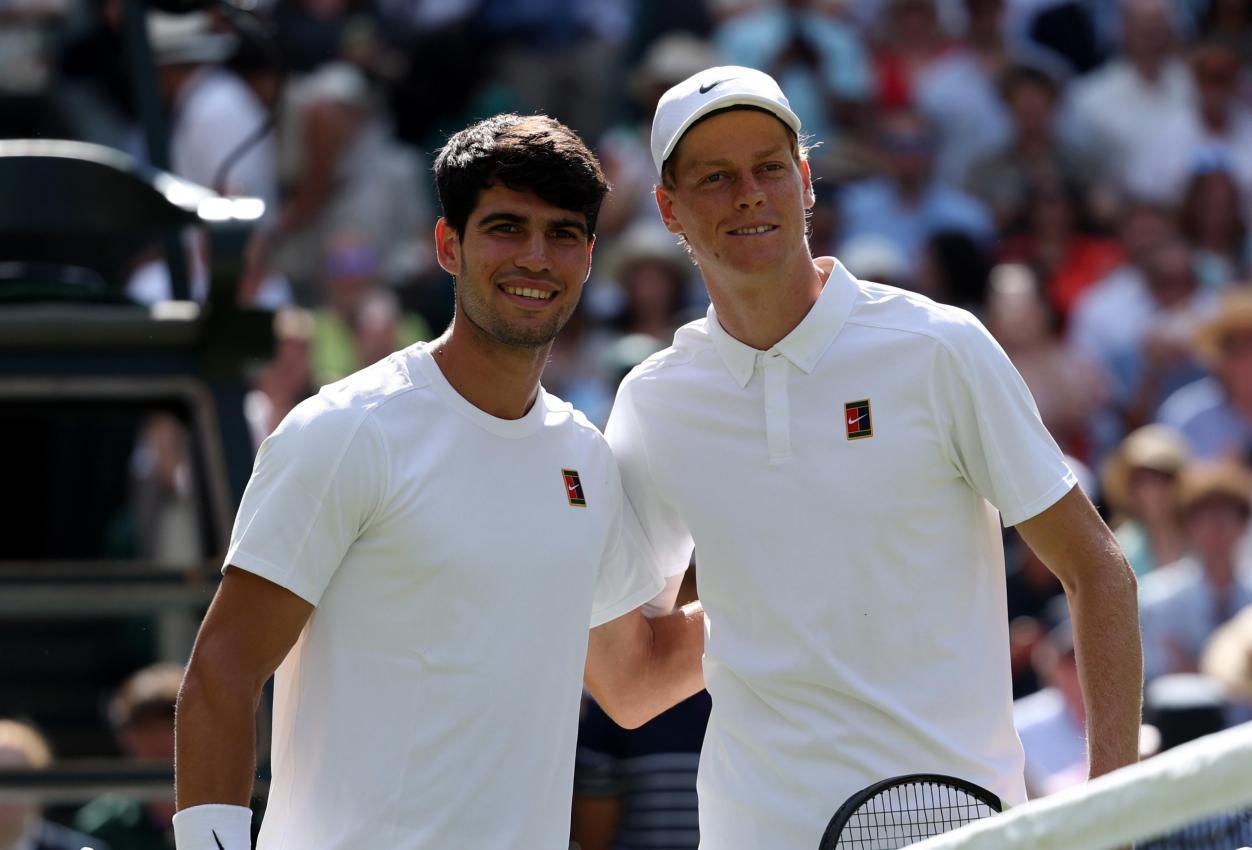 Carlos Alcaraz et Jannik Sinner se disputent le titre de tennis. © ANSA / NEIL HALL