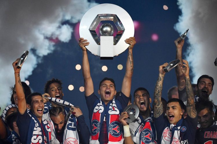 L'équipe du PSG célébrant le titre de Ligue 1, avec le capitaine Thiago Silva levant le trophée