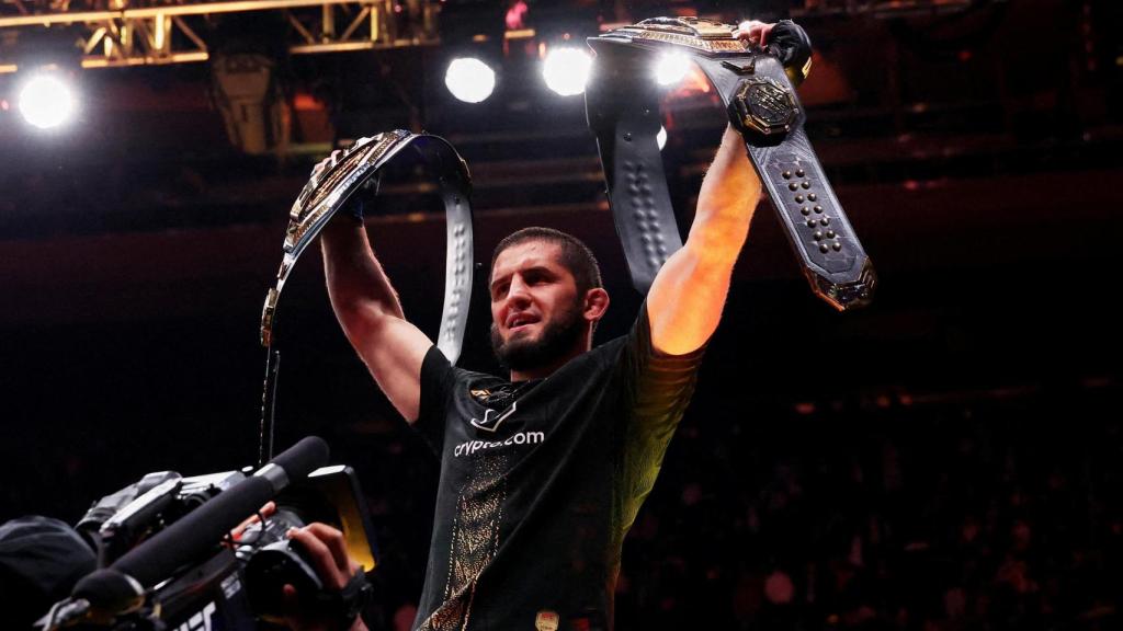 Islam Makhachev célébrant ses deux titres UFC