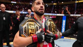 Ilia Topuria, avec ses deux ceintures de champion UFC