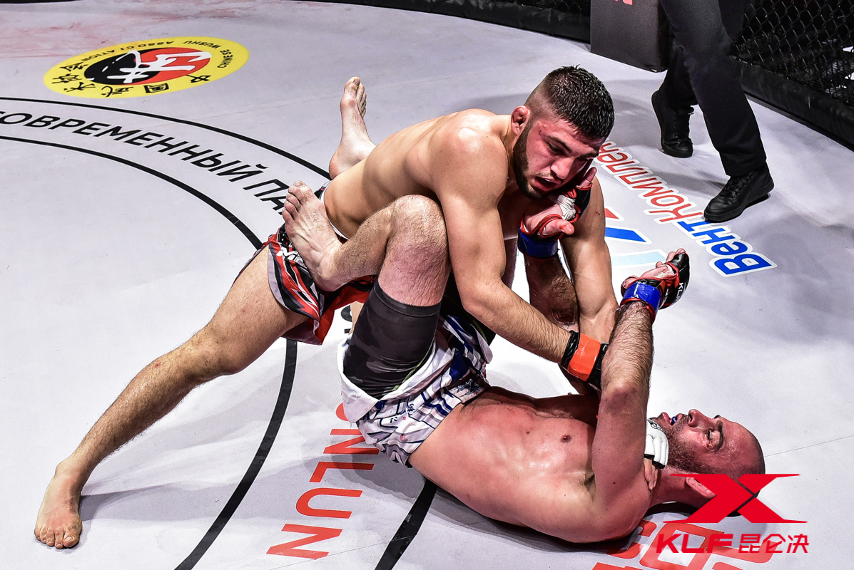 Aperçu et Pronostics : Tsarukyan contre Hooker, un duel explosif à ne pas manquer !