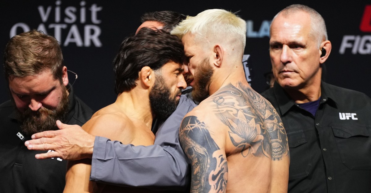 Arman Tsarukyan surprend Dan Hooker avec une tête-en-bas lors de la pesée au Qatar !