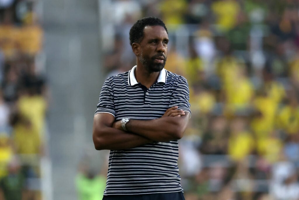Wilfried Nancy observe lors du match MLS entre Columbus Crew et New England Revolution