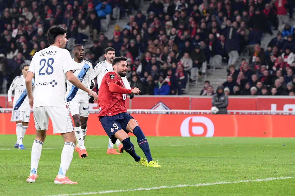 Giroud brille avec un doublé alors que Lille triomphe d'un Paris FC accrocheur et grimpe à la quatrième place !