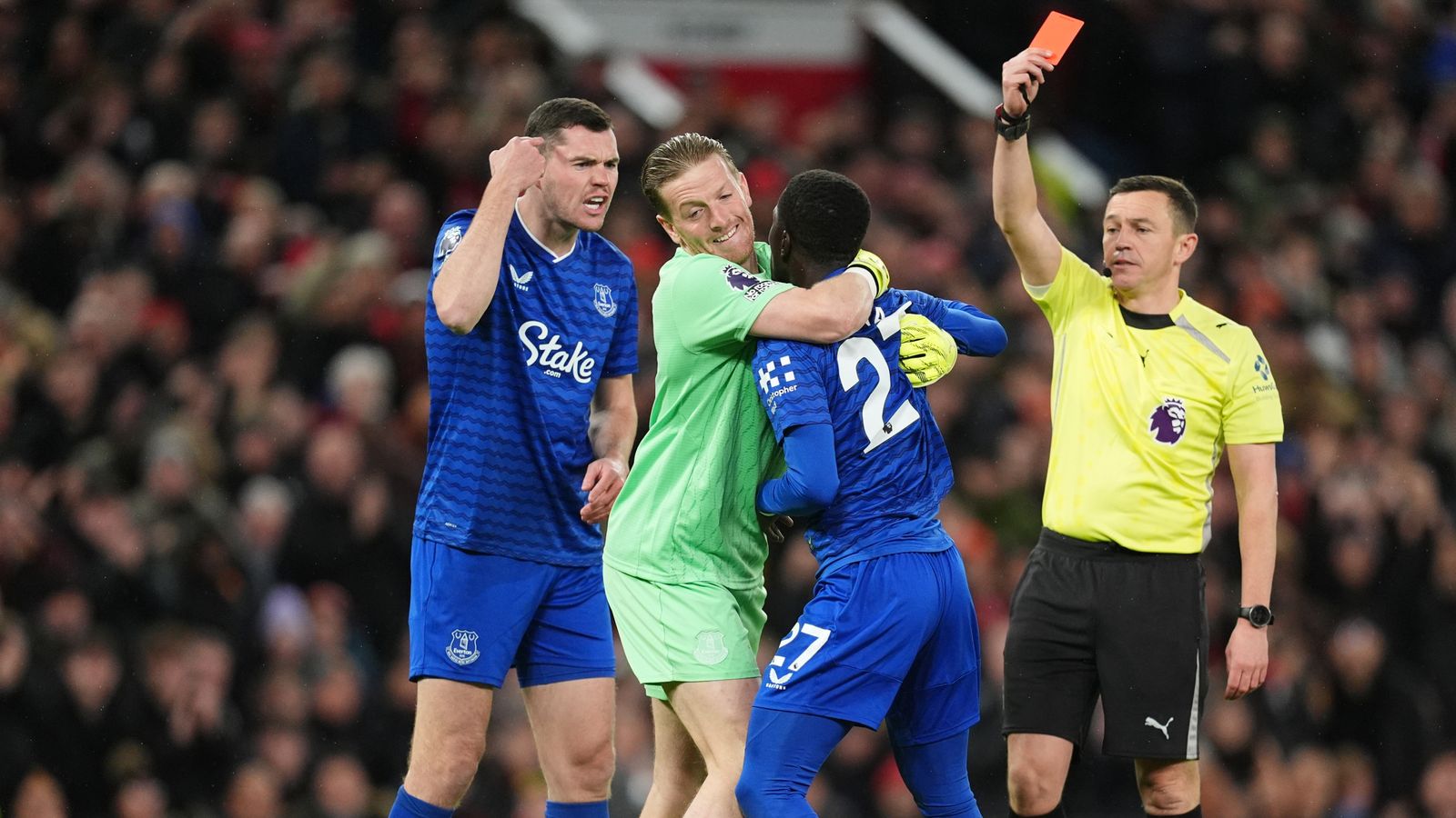 Idrissa Gueye : L'expulsion choc d'un milieu de terrain d'Everton pour avoir frappé son coéquipier Michael Keane face à Manchester United !