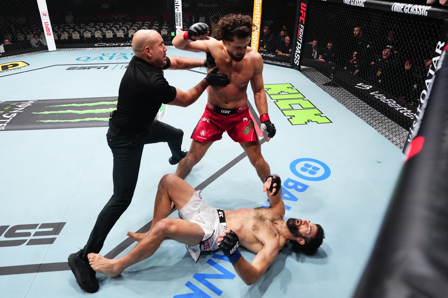 Ismail Naurdiev, le combattant marocain-austrian, triomphe par KO à l'UFC et rend hommage au Roi Mohammed VI !