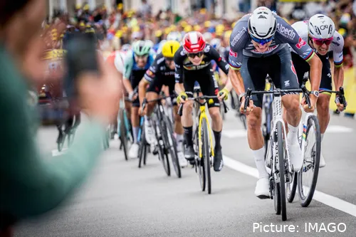 Tour de France entre Mathieu Van der Poel, Tadej Pogačar et Jonas Vingegaard