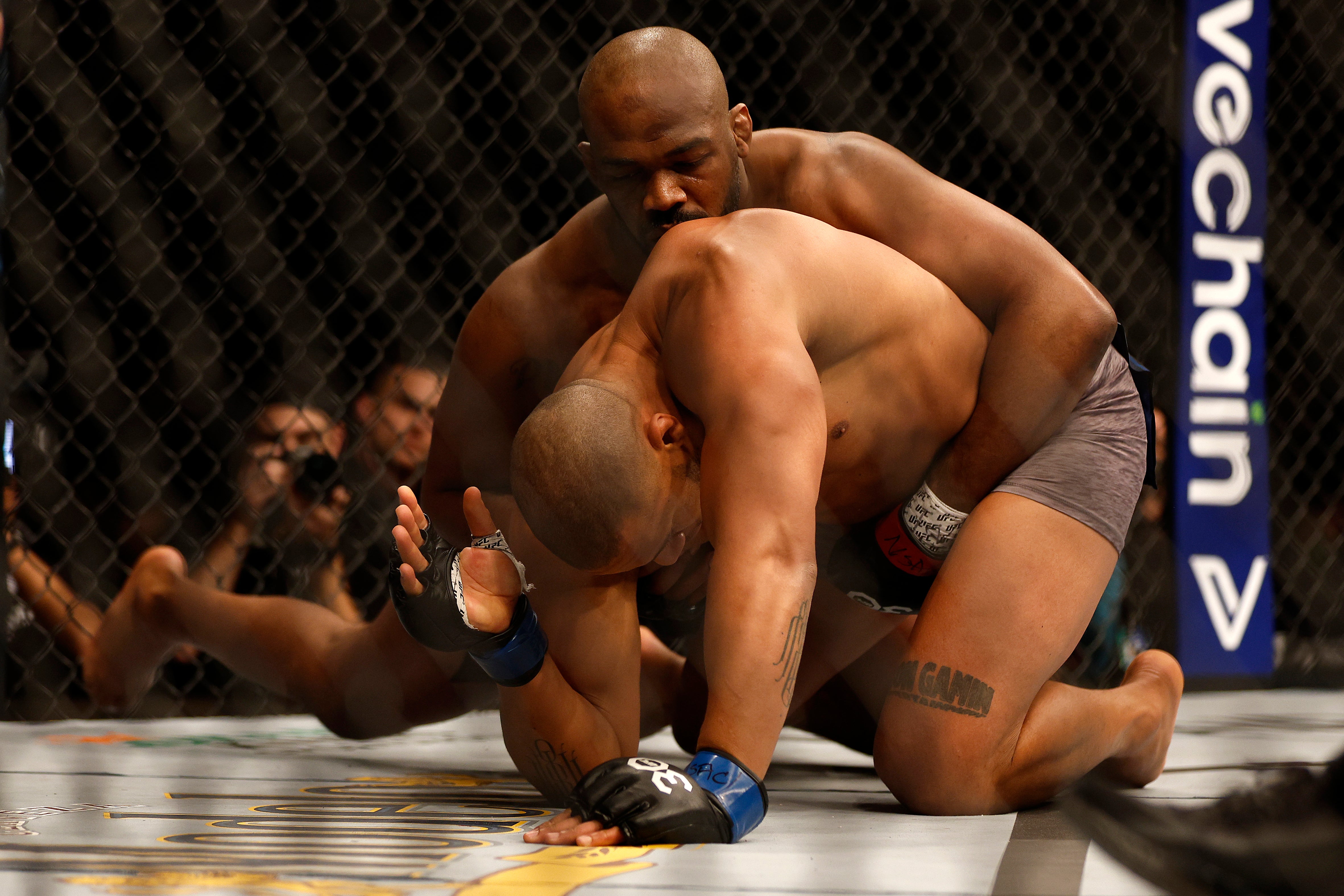 Jon Jones lors de son propre combat avec Gane en 2023