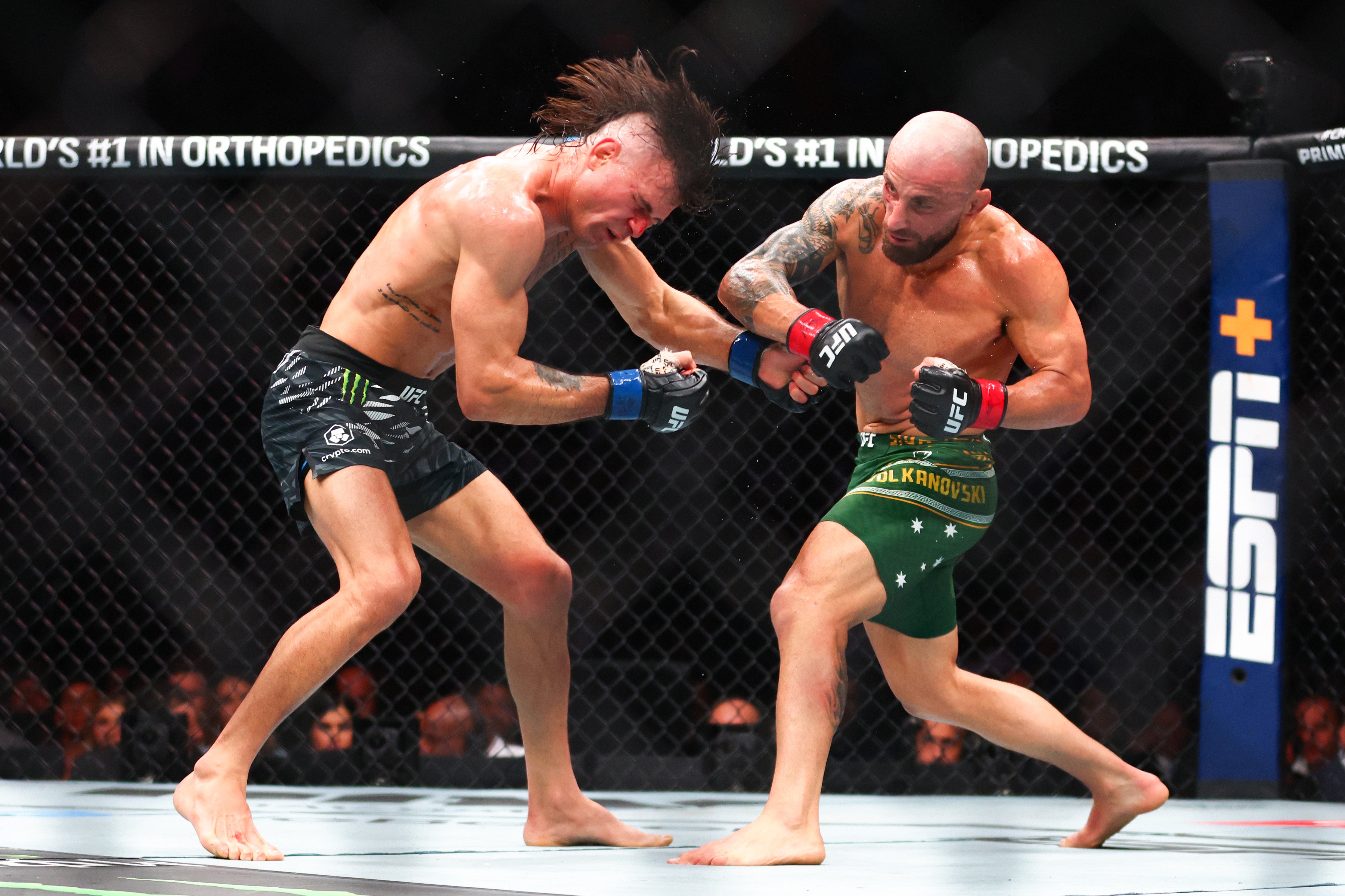 Alexander Volkanovski (à droite) a battu Diego Lopes après cinq rounds