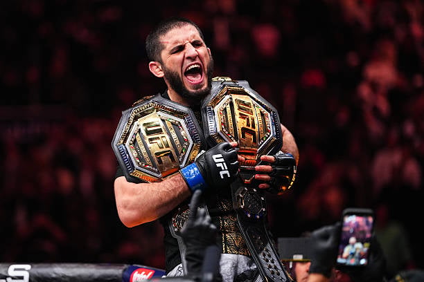 Makhachev avec ses deux ceintures de champion de l'UFC