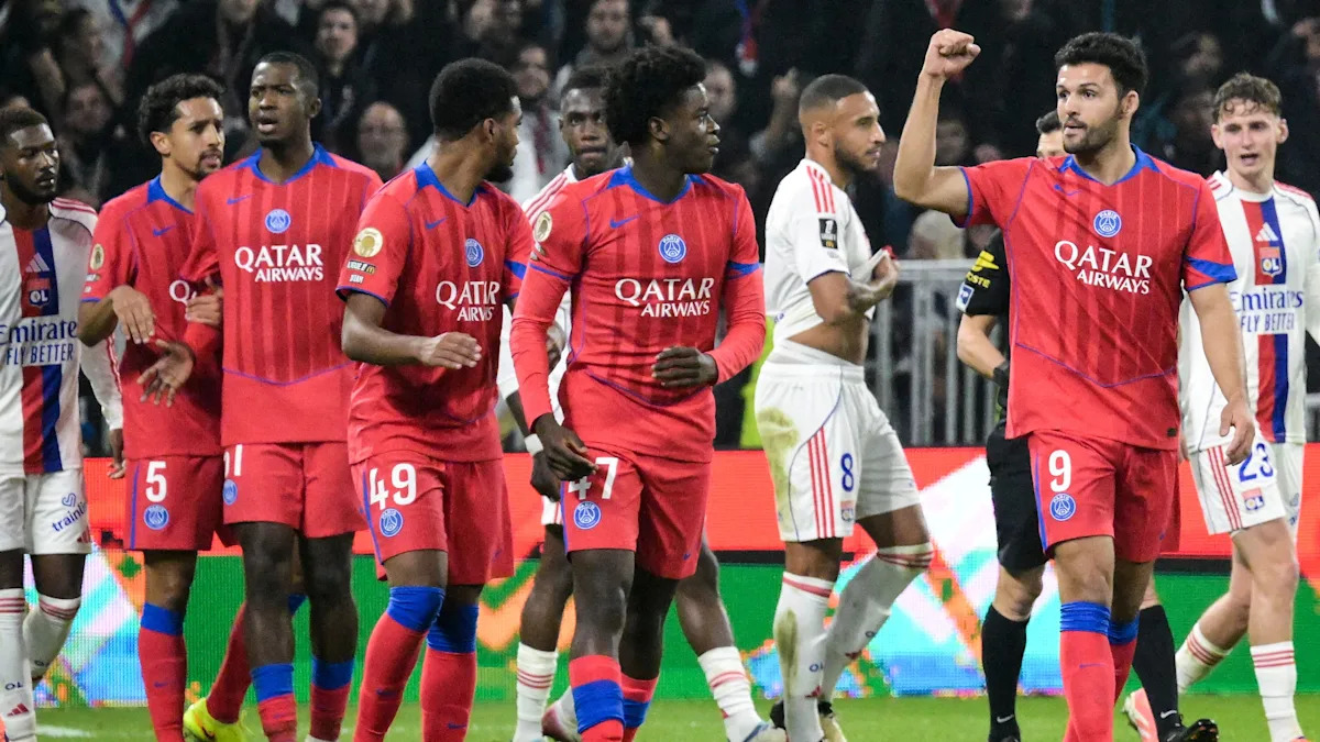 PSG n'avait pas besoin de jouer à 16 ! Lyon tacle l'arbitre et ses assistants après une expulsion et un but décisifs lors du choc de Ligue 1.