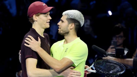 Jannik Sinner et Carlos Alcaraz après la finale des ATP Finals 2025.