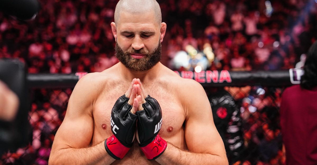 Un ancien champion de l'UFC se consacre à un combo pendant 24 heures non-stop dans un entraînement intense !