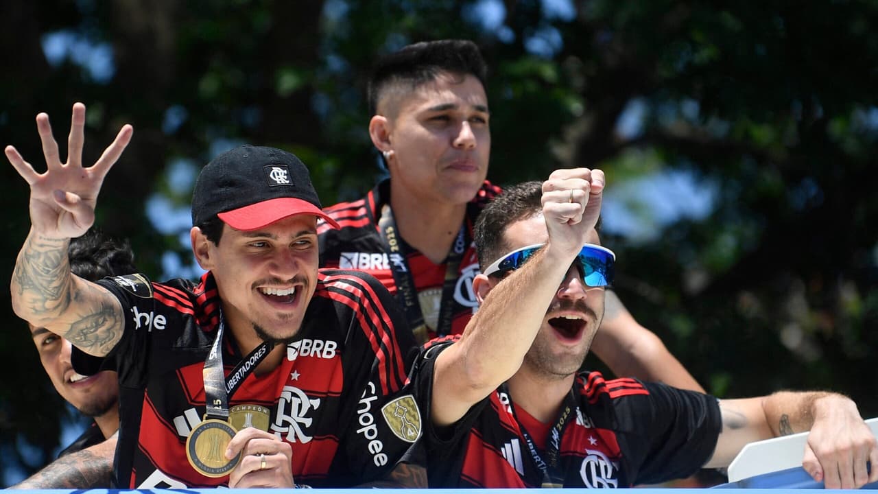 Un joueur du Flamengo fait sensation en apparaissant nu lors des célébrations du titre ! À ne pas manquer !