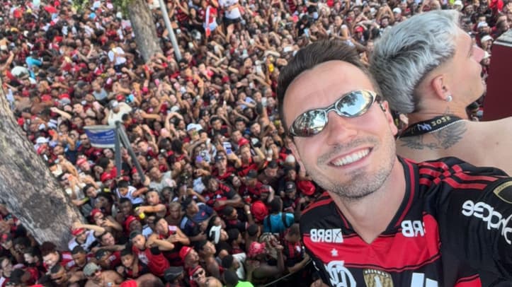 Saúl avec des supporters du Flamengo lors de la fête du titre