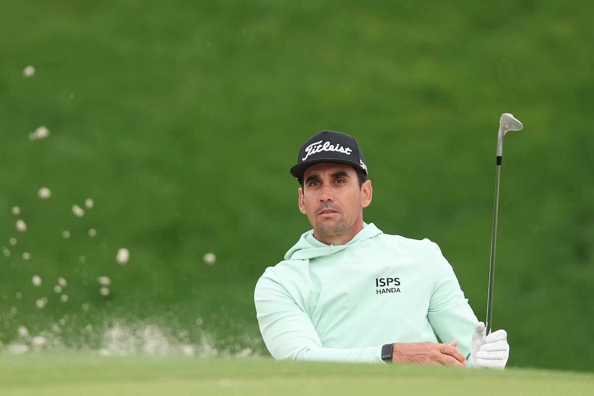 Rafa Cabrera Bello saca de búnker durante la primera jornada del Bapco Energies Bahrain Championship. (Photo by Warren Little/Getty Images)