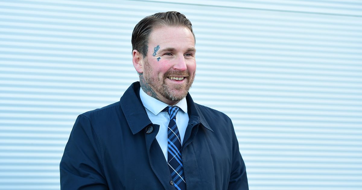 Ryan Stevenson remet Chris Sutton à sa place après sa remarque sur les « brogues marron » : un rappel osé dans une guerre de mots !