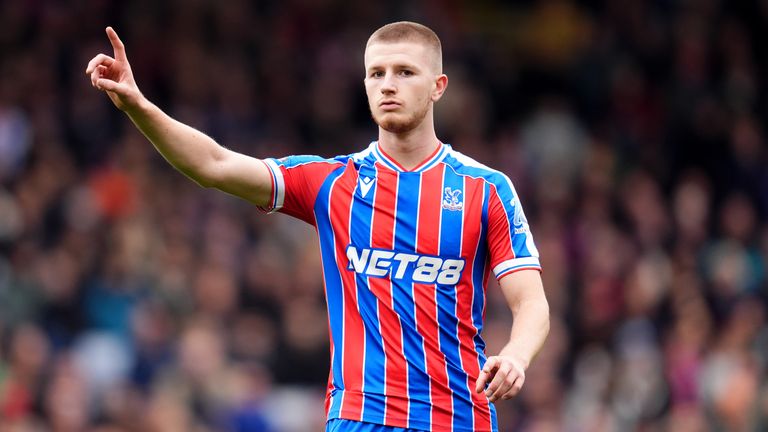 Adam Wharton tentant de garder Crystal Palace dans la course face à Bournemouth.