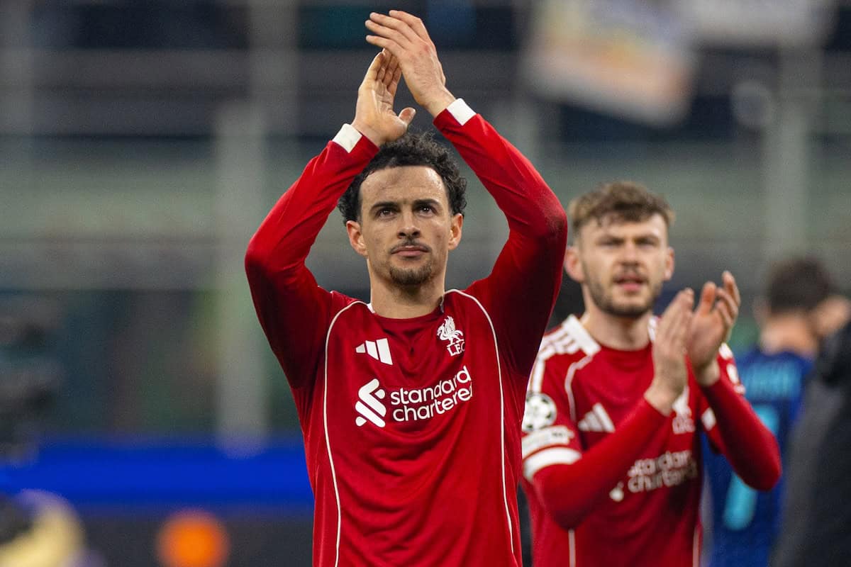 Curtis Jones applaudit après le match contre l'Inter.