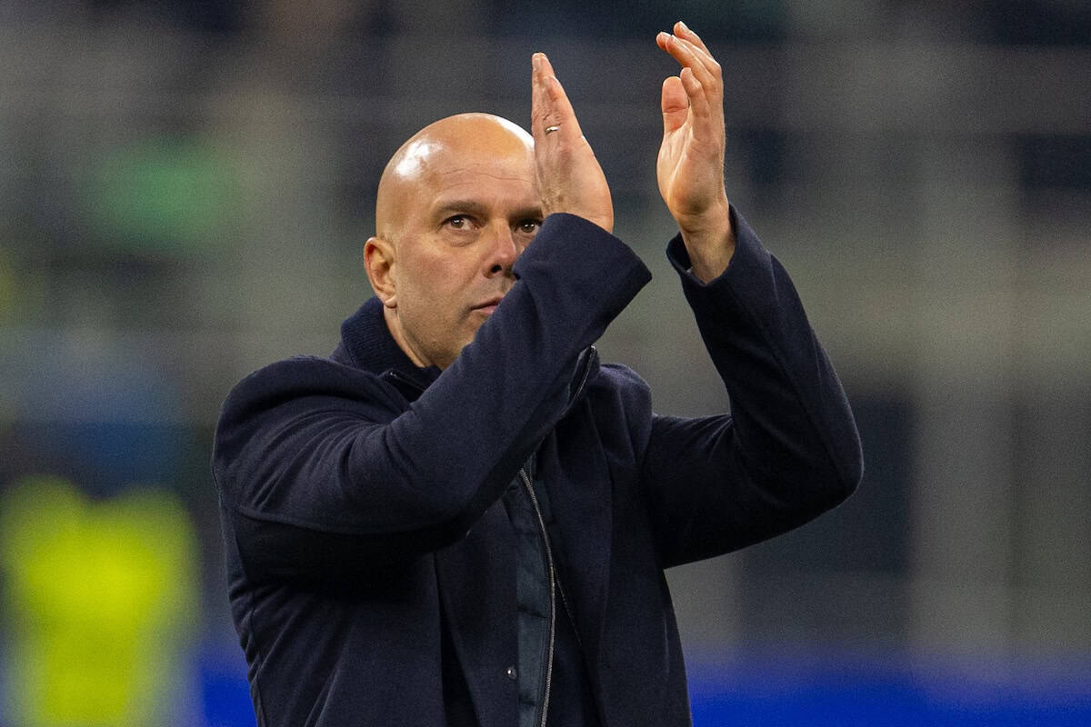 Arne Slot applaudit les supporters après le match contre l'Inter.
