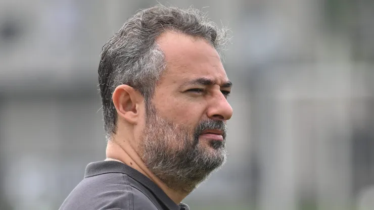 Alexandre Mattos, directeur exécutif du Santos lors d'un entraînement au Centre de Formation CT Rei Pele.