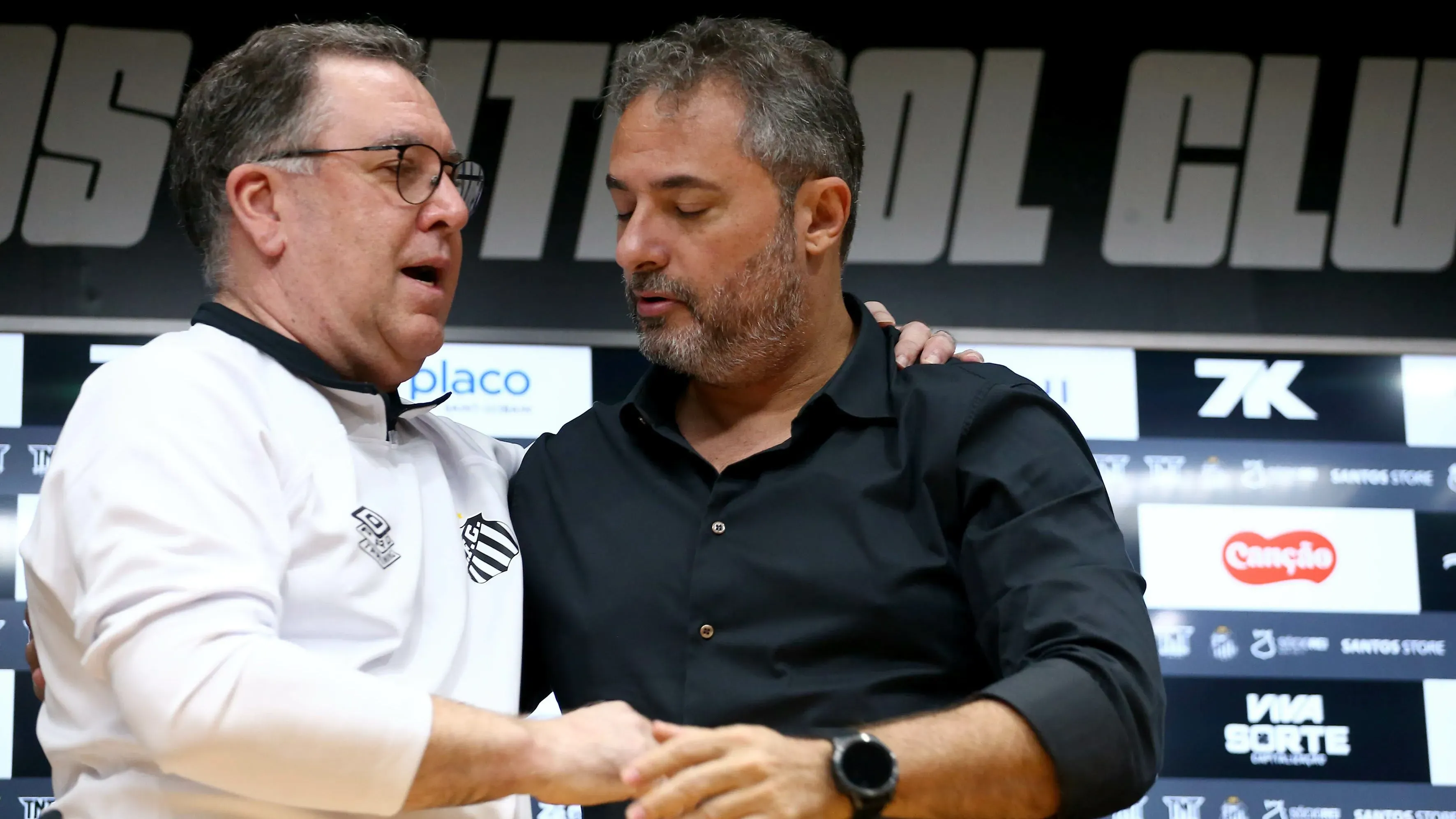 Alexandre Mattos et Marcelo Teixeira lors d'une conférence de presse au Santos