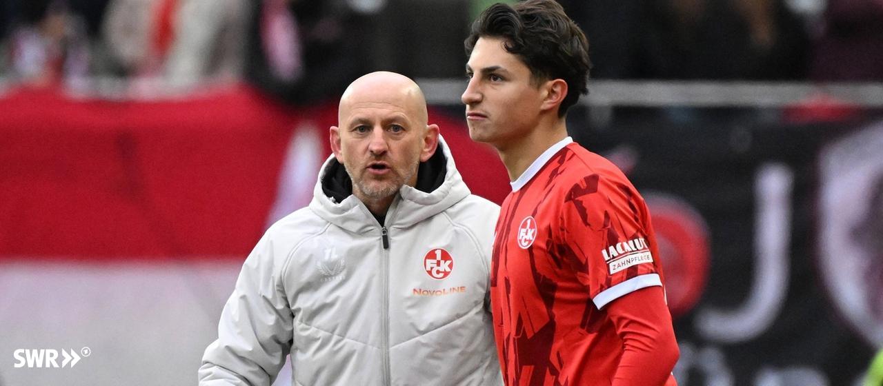 Torsten Lieberknecht (Entraîneur du FCK) à côté de Dion Hofmeister lors d'un remplacement Torsten Lieberknecht (Entraîneur du FCK) à côté de Dion Hofmeister lors d'un remplacement