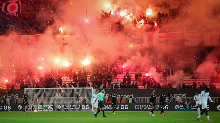 Des joueurs au poing levé, des fans en ébullition : l'ultime chaos sportif !